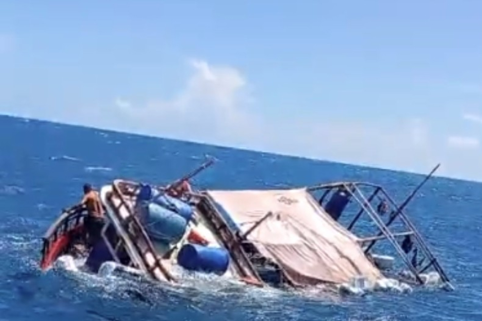 Barco de pesca naufraga em Itarema no litoral oeste do Ceará; tripulantes foram resgatados em alto mar