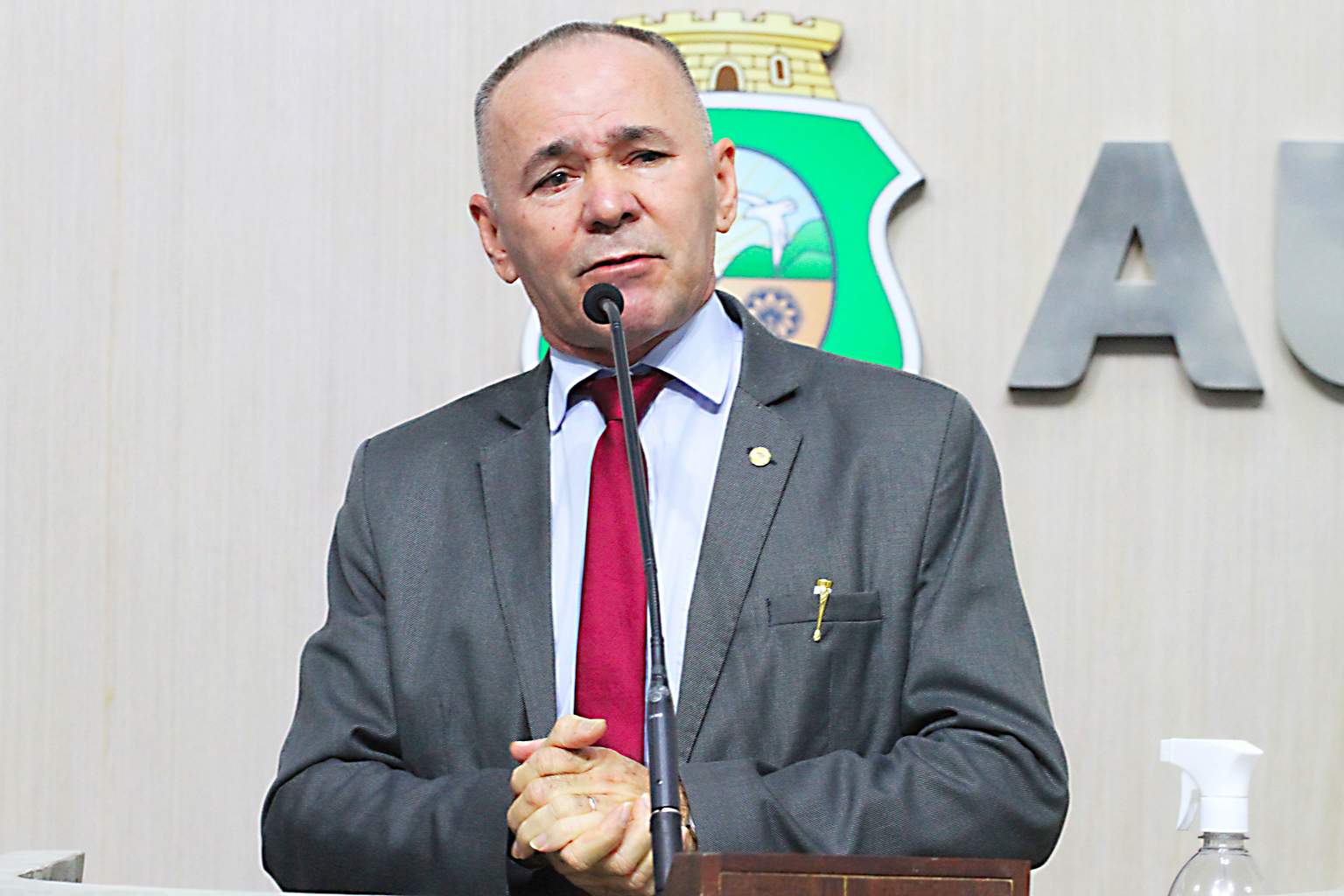 Alcides confirma lançamento de pré-candidatura ao Senado com Flávio Bolsonaro em 10 de julho e chama disputa com Priscila de especulação