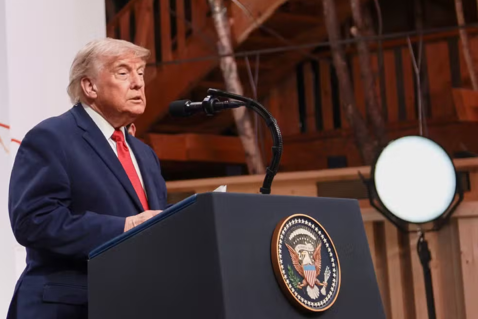 Trump chama Brasil de país politicamente difícil no G7, confunde filhos de Bolsonaro e Lula rebate