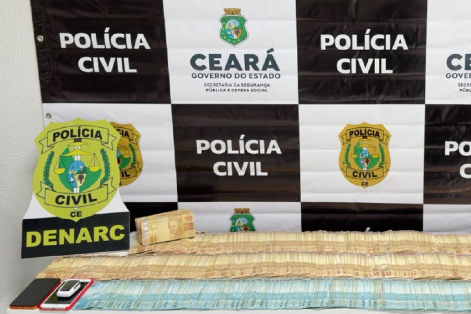 Dupla suspeita de tráfico e lavagem de dinheiro é presa no Meireles com R$ 184 mil em espécie e caminhonete de luxo