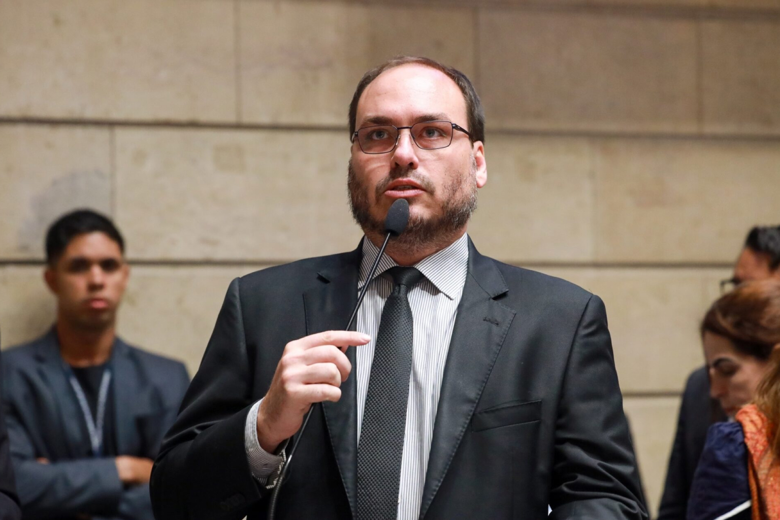 Assessores de Carlos Bolsonaro viram réus por envolvimento em esquema de rachadinha no Rio