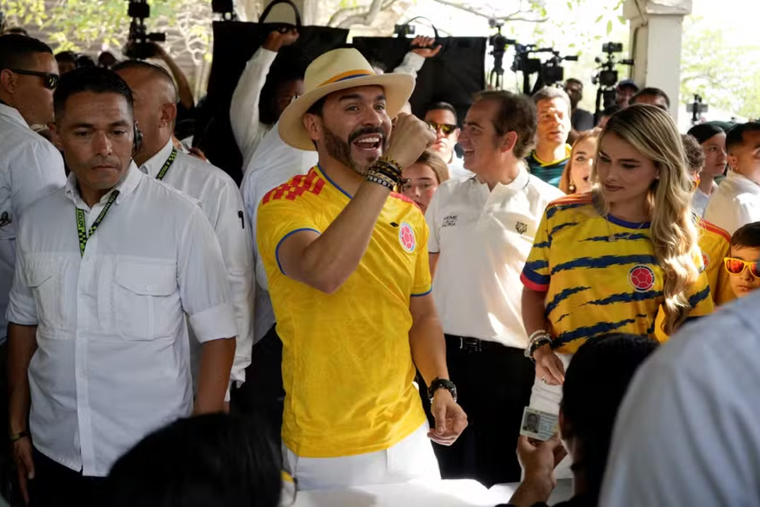 Espriella vence eleição apertada na Colômbia e amplia guinada regional à direita na América Latina