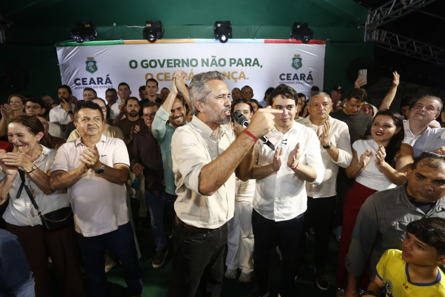 Elmano acena a Júnior Mano em Nova Russas: "Para o que você topar, nós contamos com você"