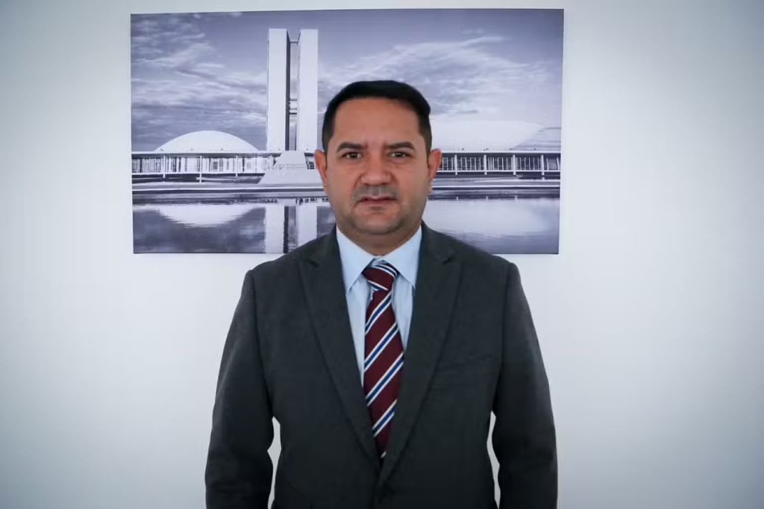 Filho de Bebeto de Choró é solto com tornozeleira após audiência de custódia; pai segue foragido há mais de um ano