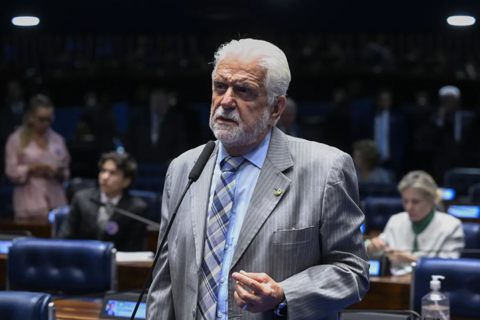 Jaques Wagner admite relação com ex-sócio do Master, chama operação da PF de patacoada e revela conversa com Lula