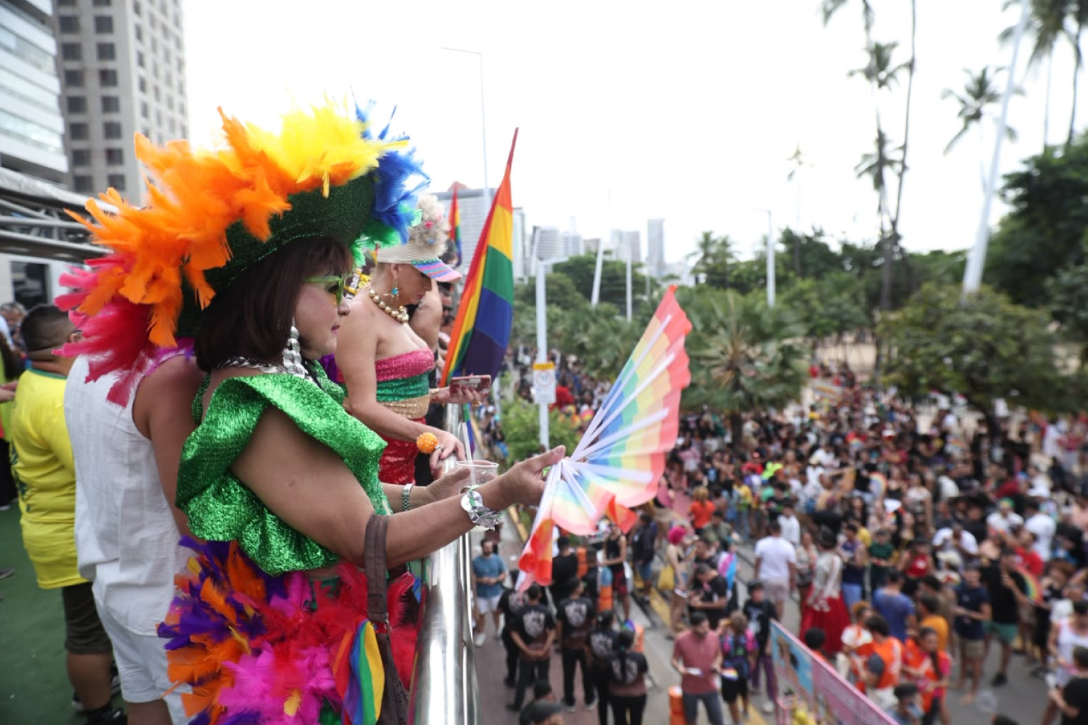 25ª Parada pela Diversidade Sexual lota Avenida Beira-Mar com tema 25 anos combinando de não morrer