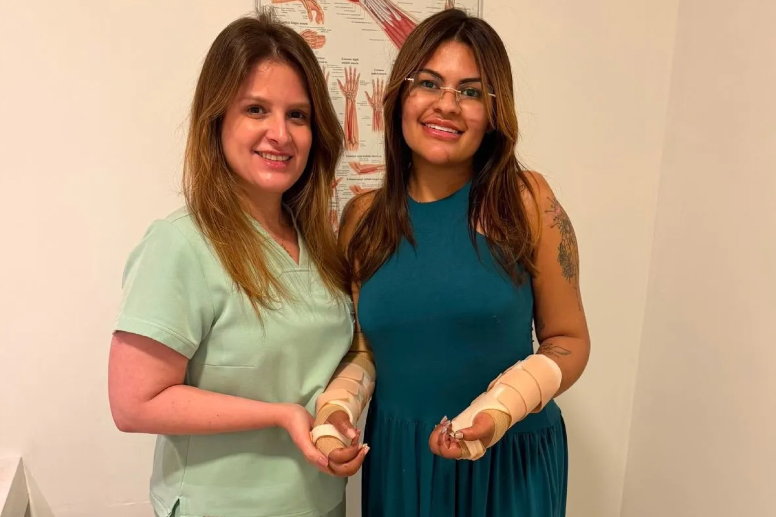 Jovem que teve mãos decepadas gasta R$ 10 mil por mês em fisioterapia e faz vaquinha para custear tratamento