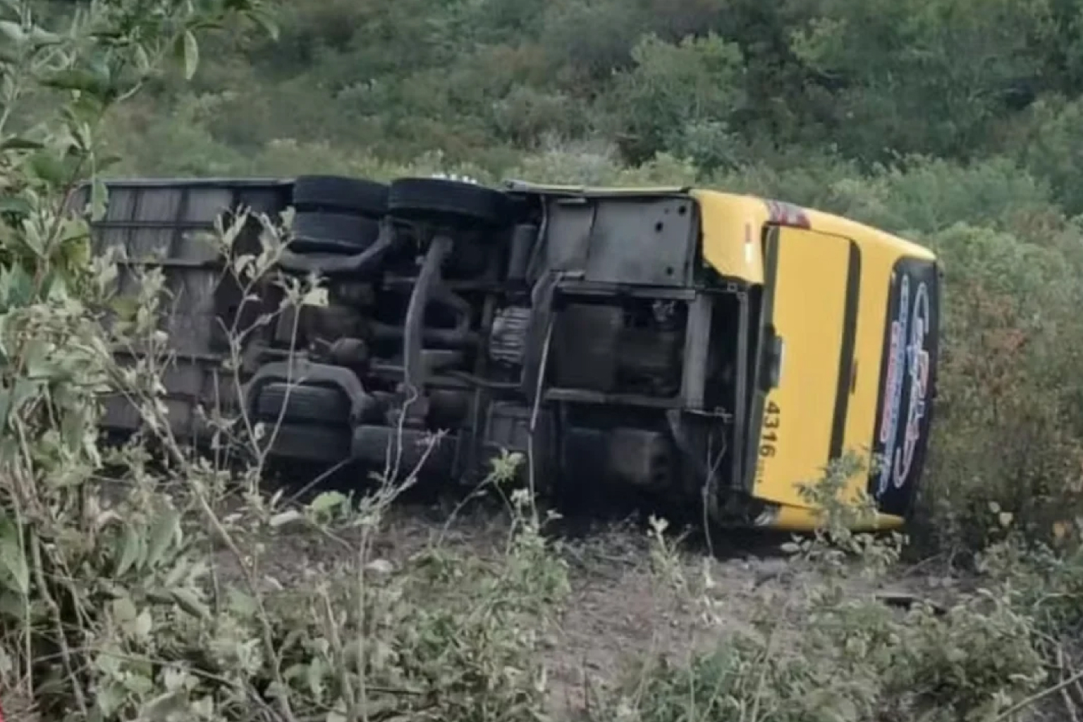 Ônibus com romeiros tomba na CE-456 em Canindé e deixa dois mortos e mais de 20 feridos