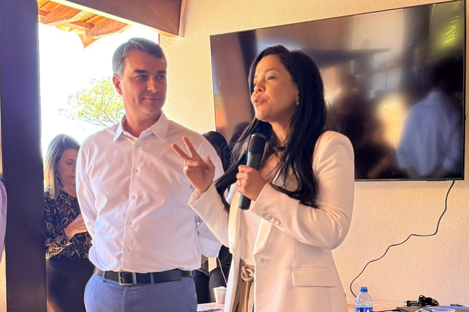 Priscila Costa prega união da direita e tenta reduzir tensão entre Michelle e Flávio Bolsonaro