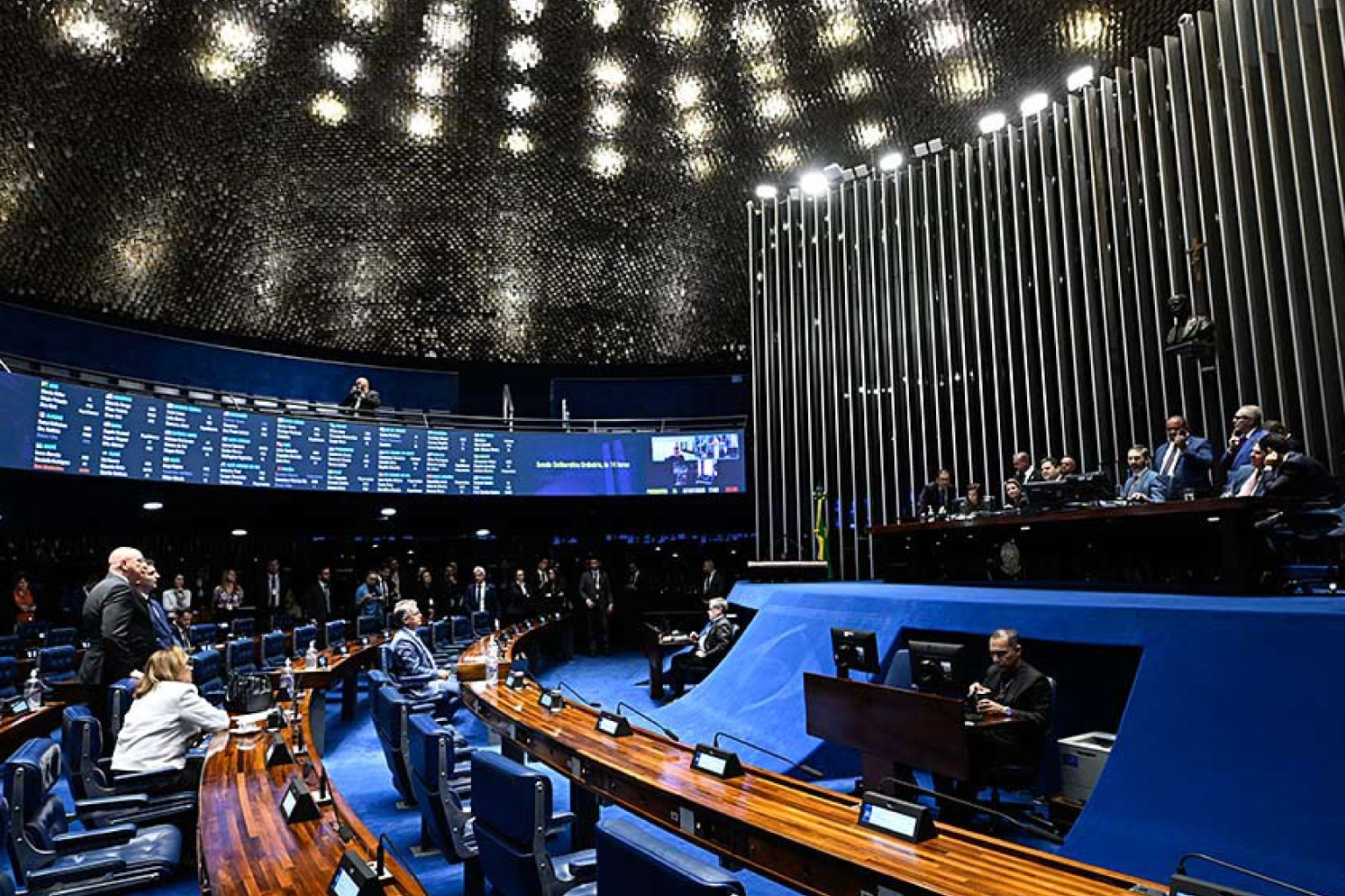 Senado aprova lei que endurece punições para crimes sexuais digitais contra crianças e inclui uso de IA como agravante