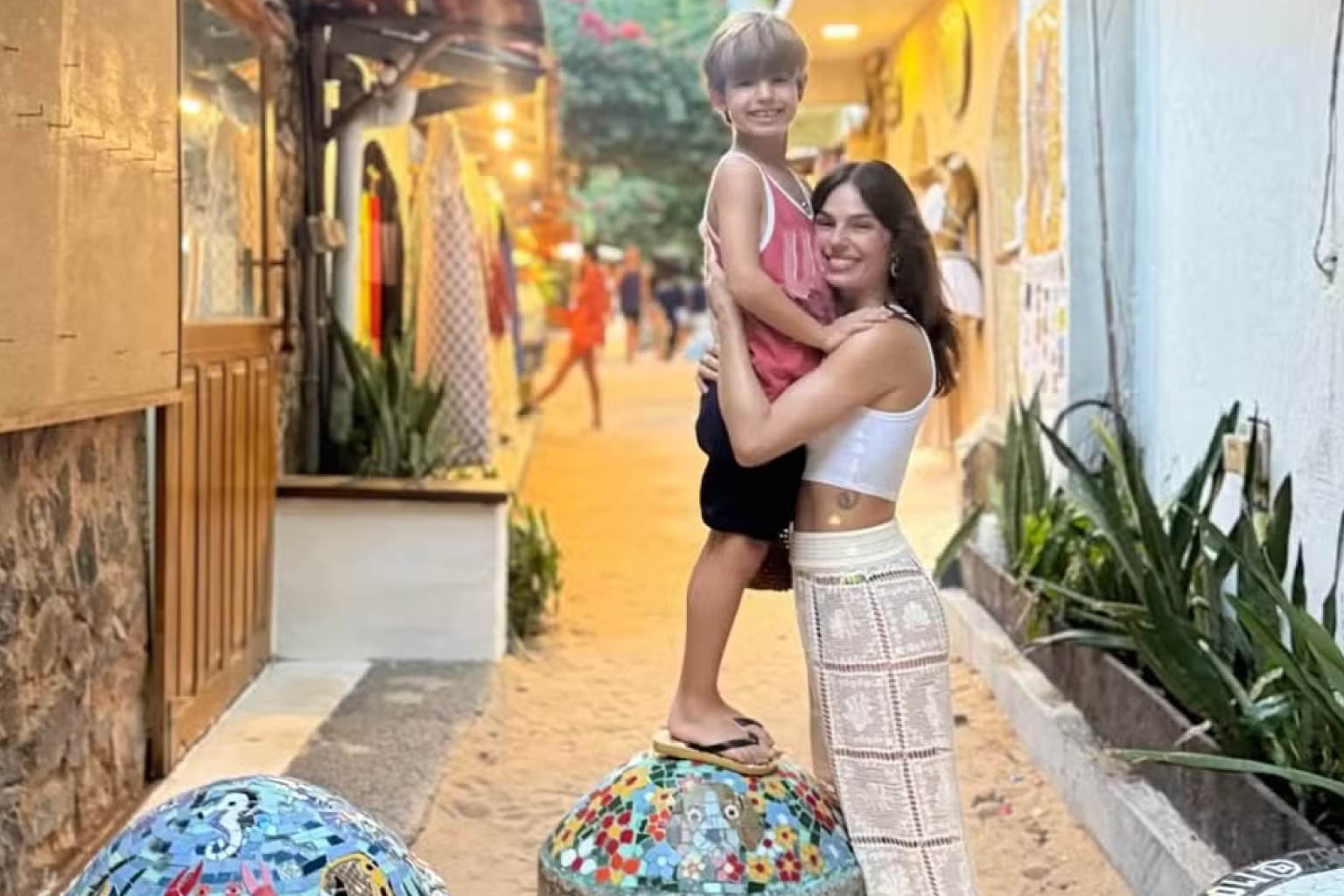 Isis Valverde mostra férias com o filho Rael em Jericoacoara: nossa época favorita juntos