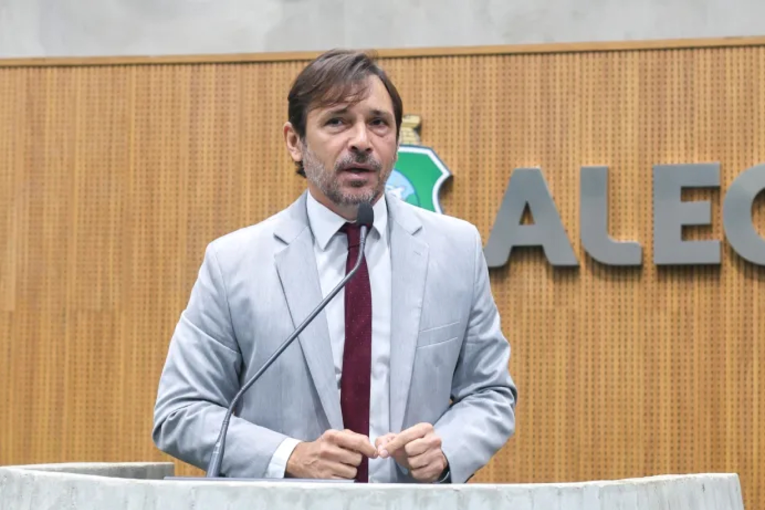 Líder de Elmano diz que projeto do estado deve estar acima de disputas locais após embates na Alece