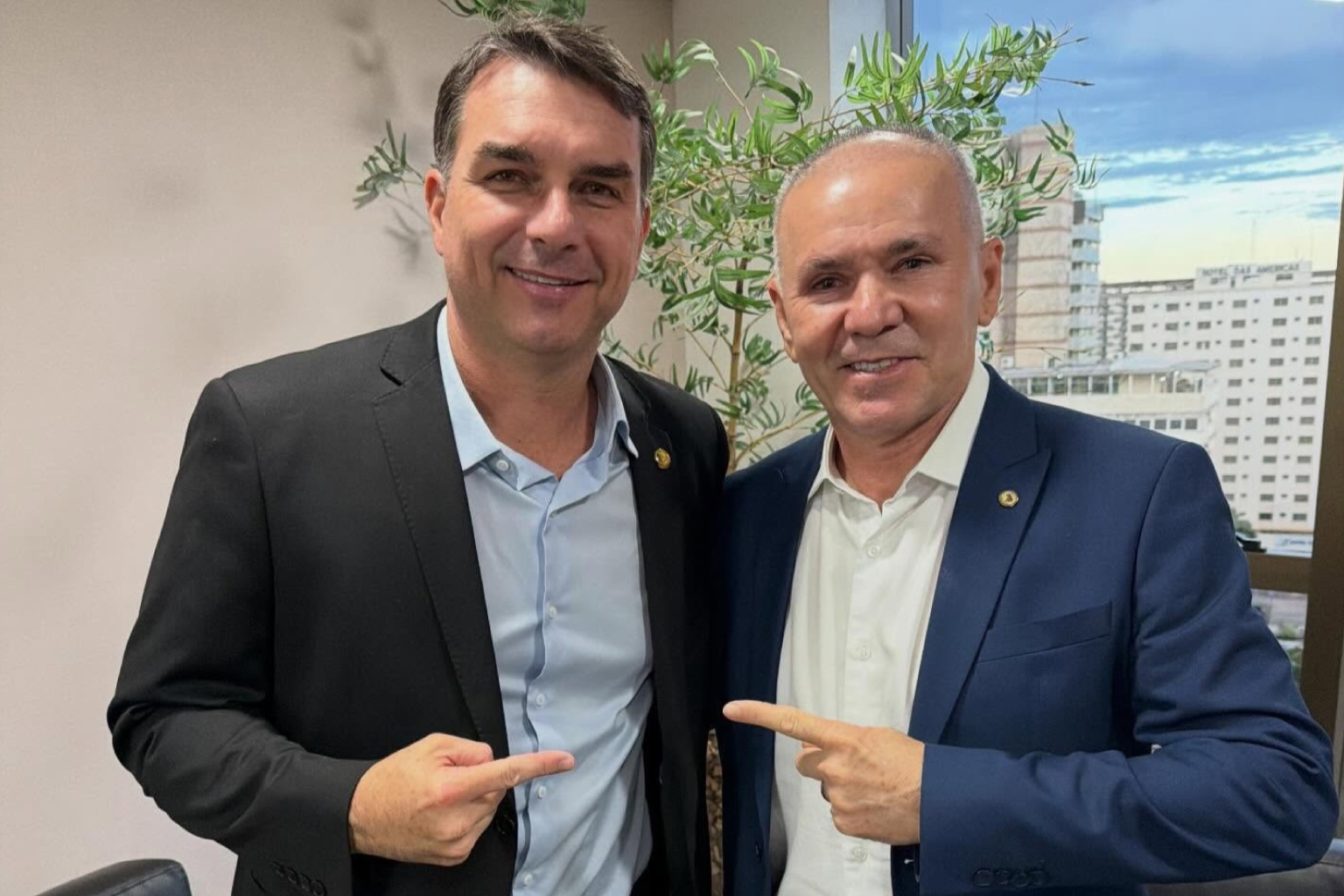 Em meio a crise no PL, Flávio Bolsonaro participa de agenda em Fortaleza ao lado de Alcides Fernandes