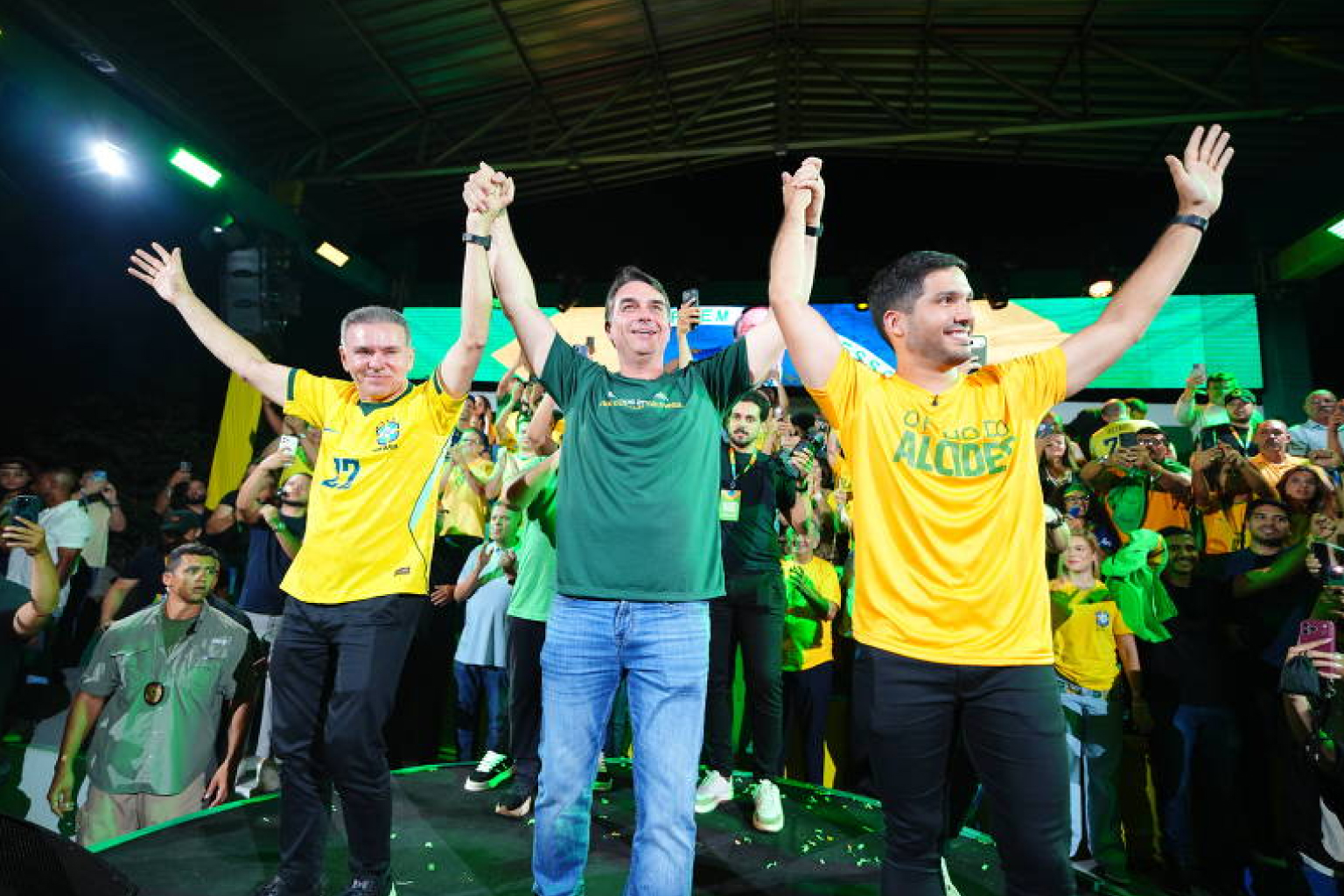 Encontro do PL em Fortaleza tem indireta a Michelle, Priscila ausente e Flávio lançando Alcides ao Senado