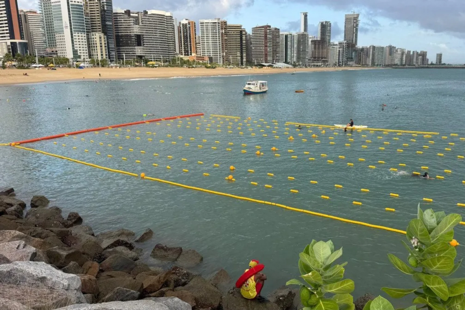 Fortaleza instala circuito de boias para nado em mar aberto na Beira-Mar com funcionamento gratuito