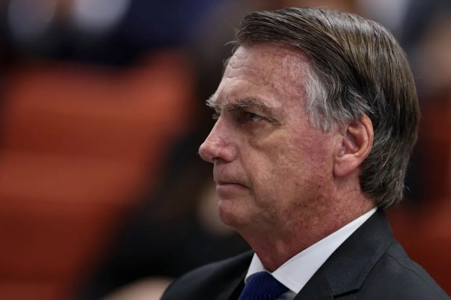 Carta de Bolsonaro a Flávio viola restrições e pode levar ex-presidente de volta ao regime fechado, dizem especialistas