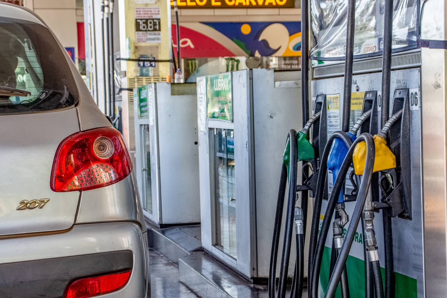 Projeto proíbe postos de gasolina de cobrarem preços diferentes para pagamentos em dinheiro ou Pix