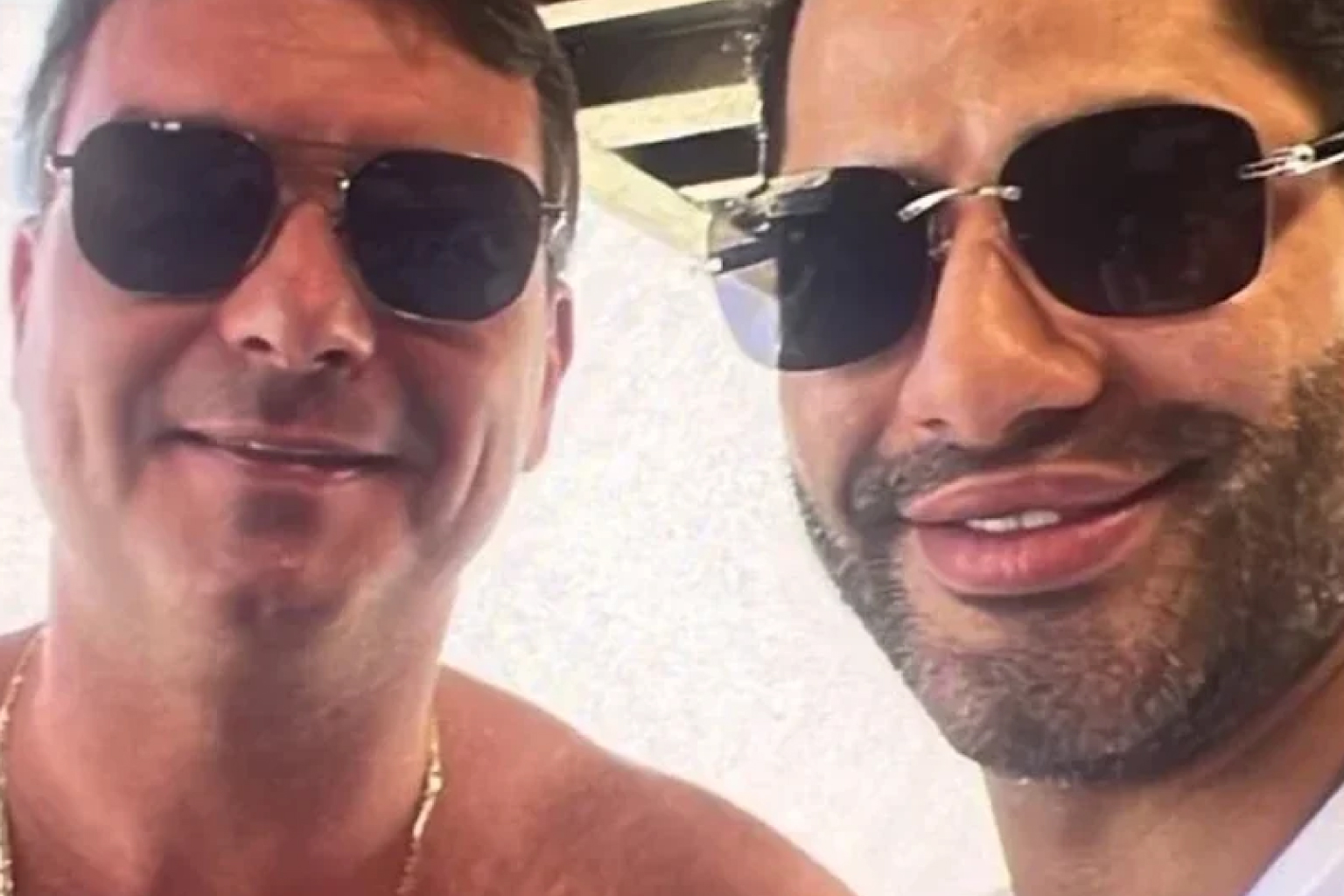 Foto de Flávio Bolsonaro com suposto líder de milícia de Vorcaro é publicada e senador questiona veracidade