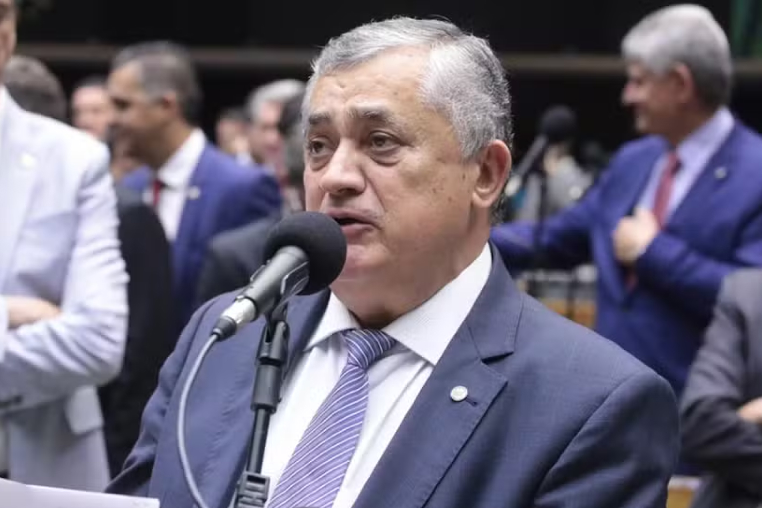 Guimarães chama Flávio Bolsonaro de traidor da pátria e lobista dos EUA após tarifaço