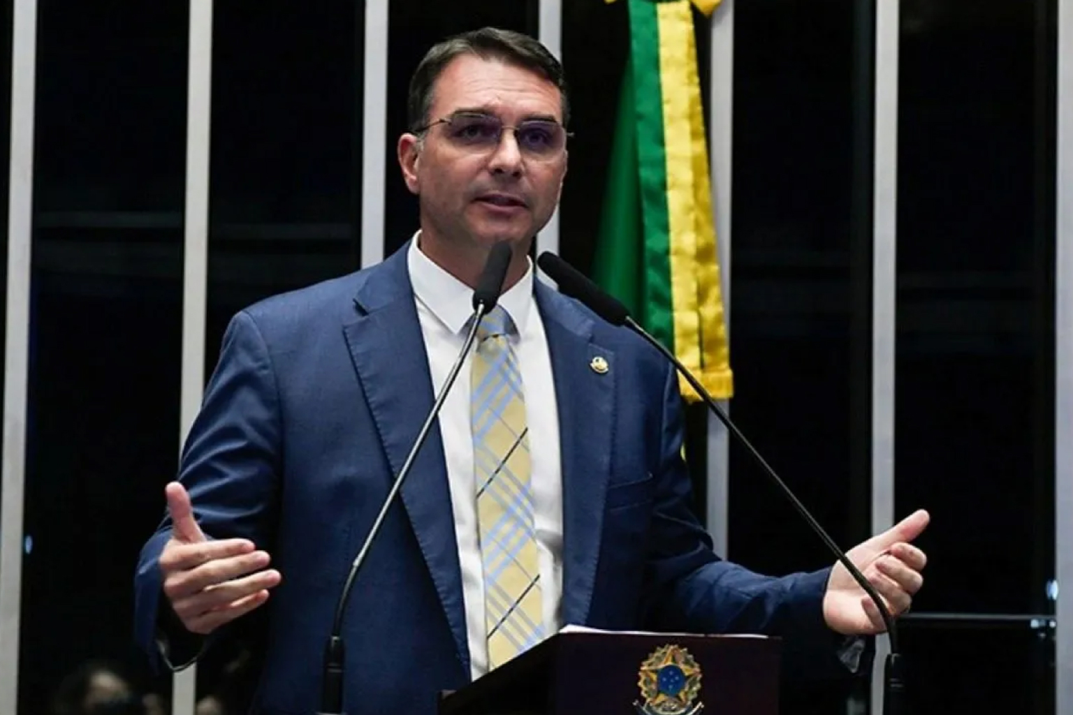 Flávio Bolsonaro promete celulares e internet grátis para até 70 milhões de mulheres, mas não explica financiamento