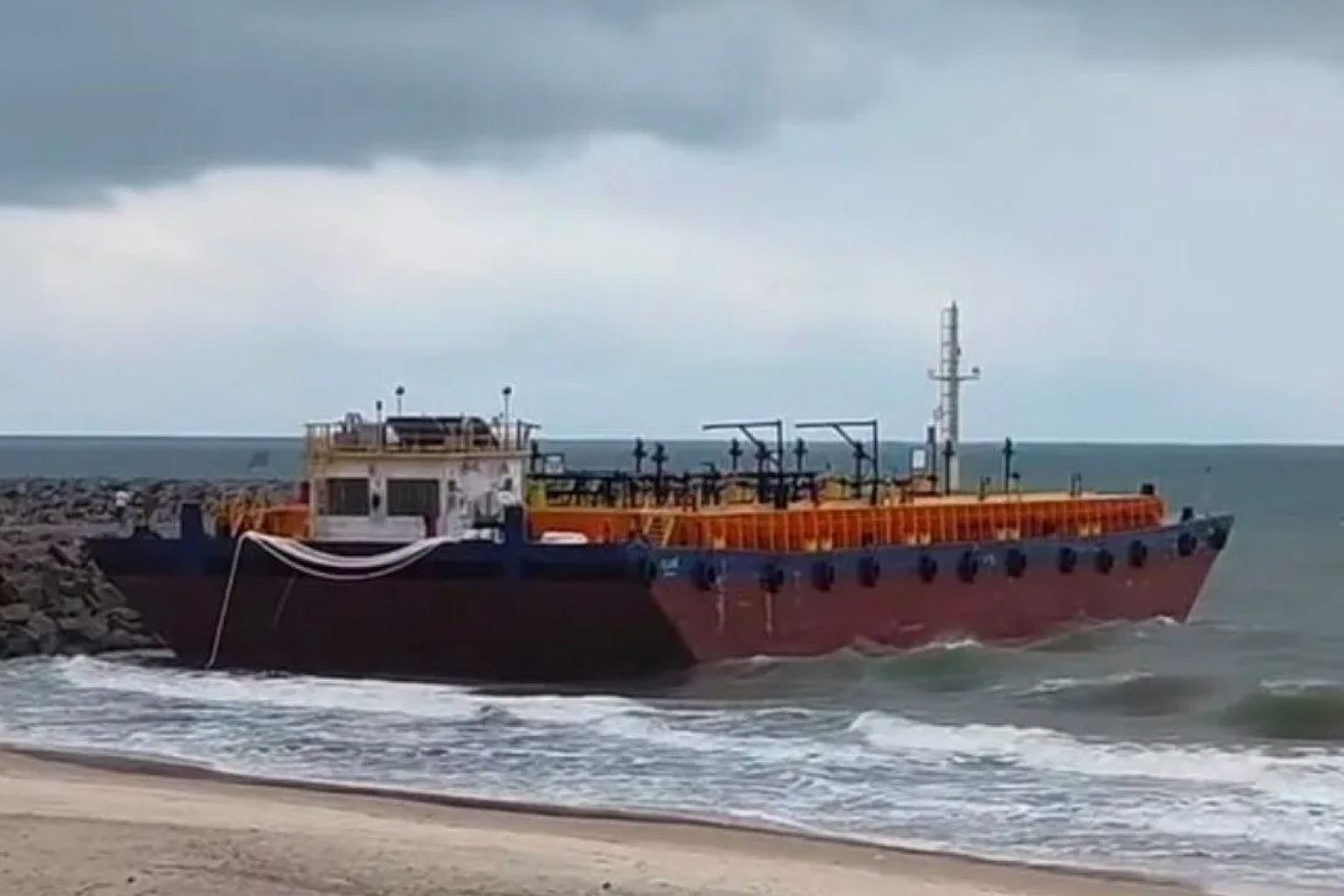 Balsa petroleira encalha na praia de Icaraí, em Caucaia, e Marinha acompanha o caso sem registro de vazamento