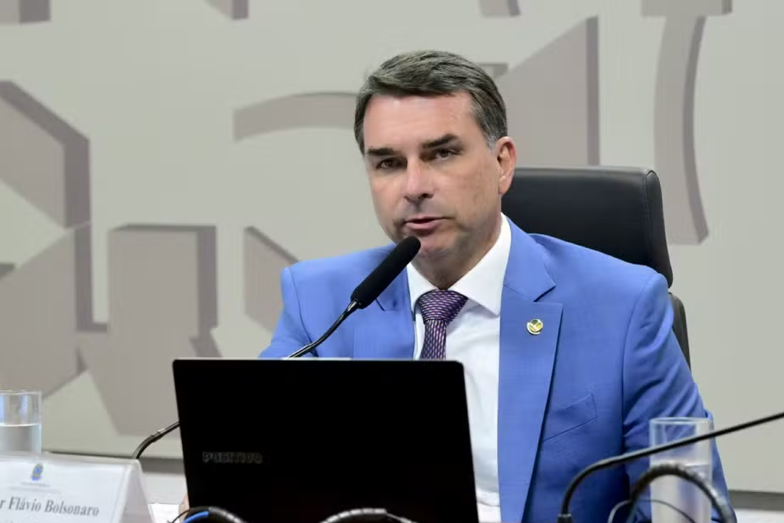 PP e União Brasil optam pela neutralidade e deixam Flávio Bolsonaro sem apoio do centrão na disputa presidencial