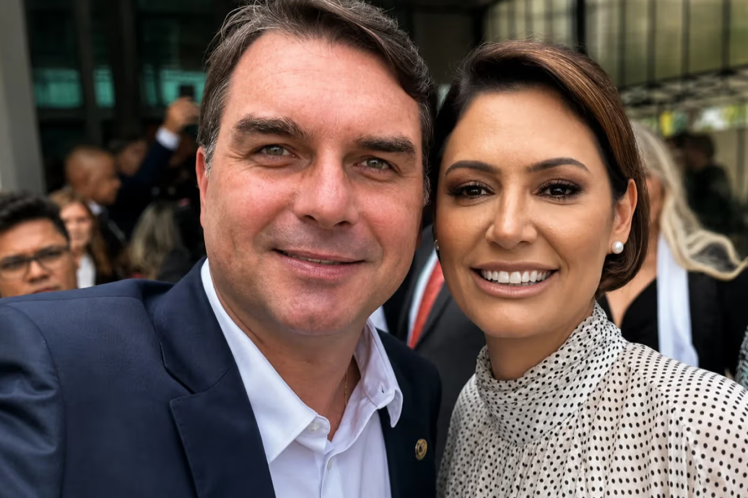 Flávio Bolsonaro volta a pedir desculpas a Michelle e faz apelo por apoio a dois dias da convenção do PL