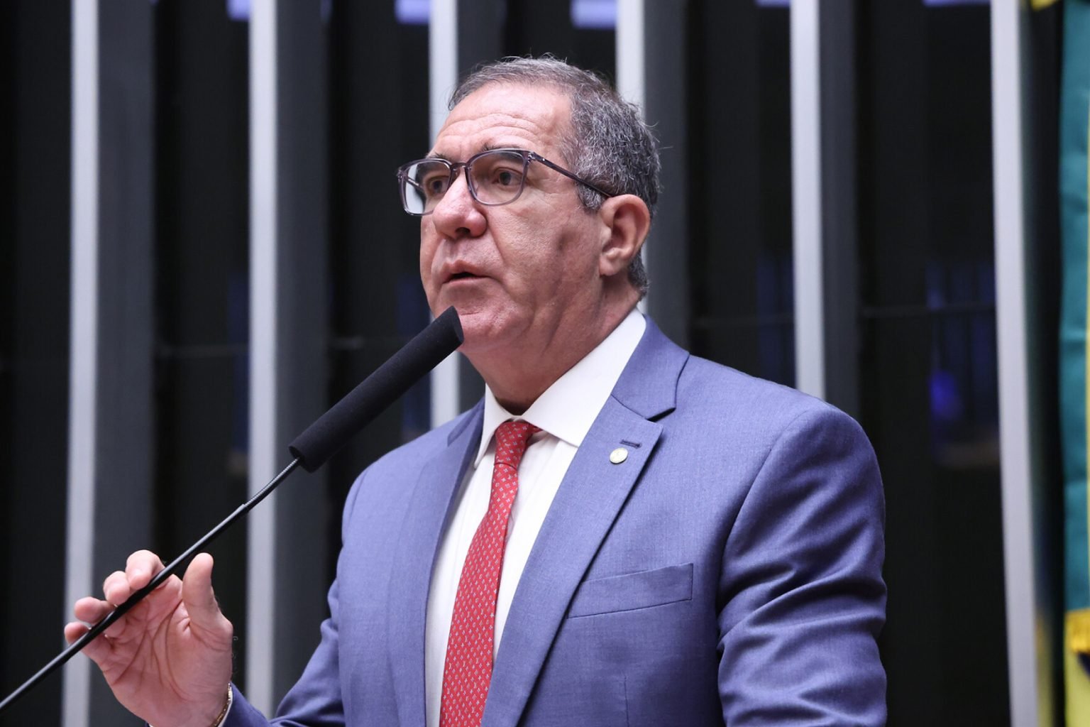 Gastão protocola projeto de lei para garantir segurança jurídica às barracas da Praia do Futuro