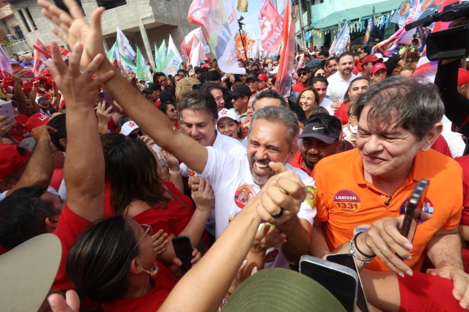 Elmano inicia campanha à reeleição com caminhada no Pirambu, em Fortaleza