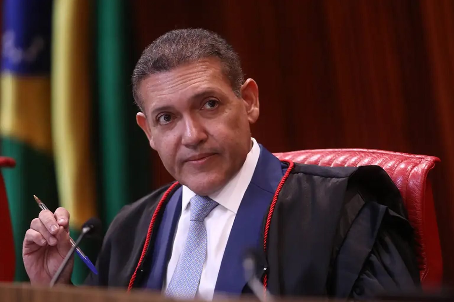 TSE manda retirar vídeo de Flávio Bolsonaro que associa Lula ao PCC e ao CV