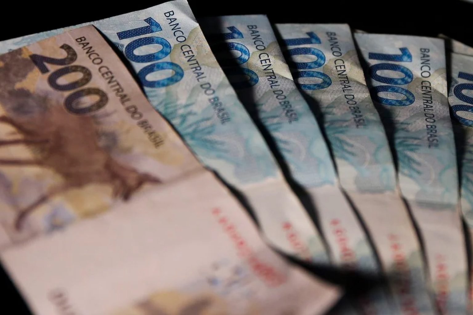 Salário mínimo deve subir para R$ 1.741 em 2027, anuncia ministro da Fazenda