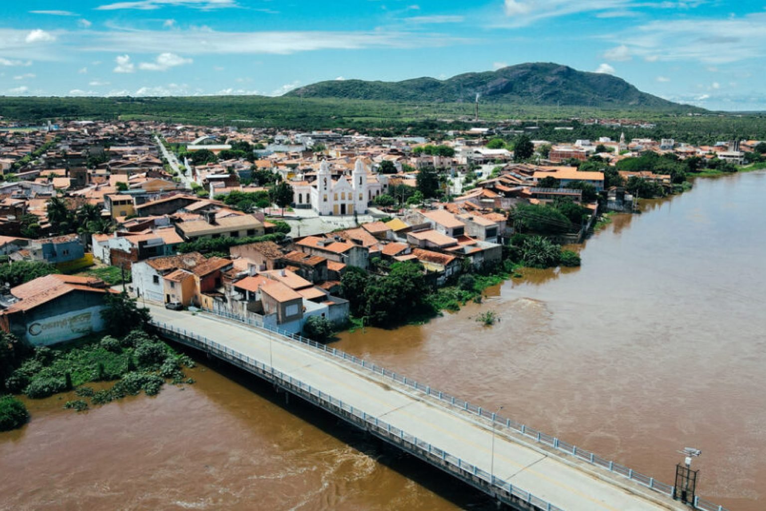 Mulher suspeita de impor pedágio eleitoral a mando de facção é presa