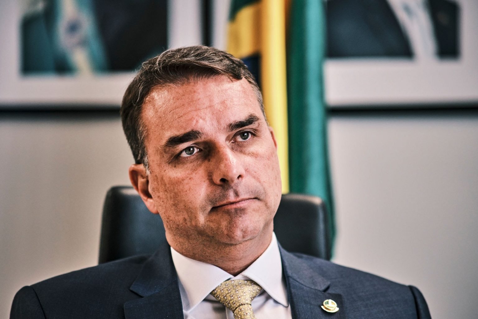 Mendonça inclui Flávio Bolsonaro em investigação sobre filme Dark Horse