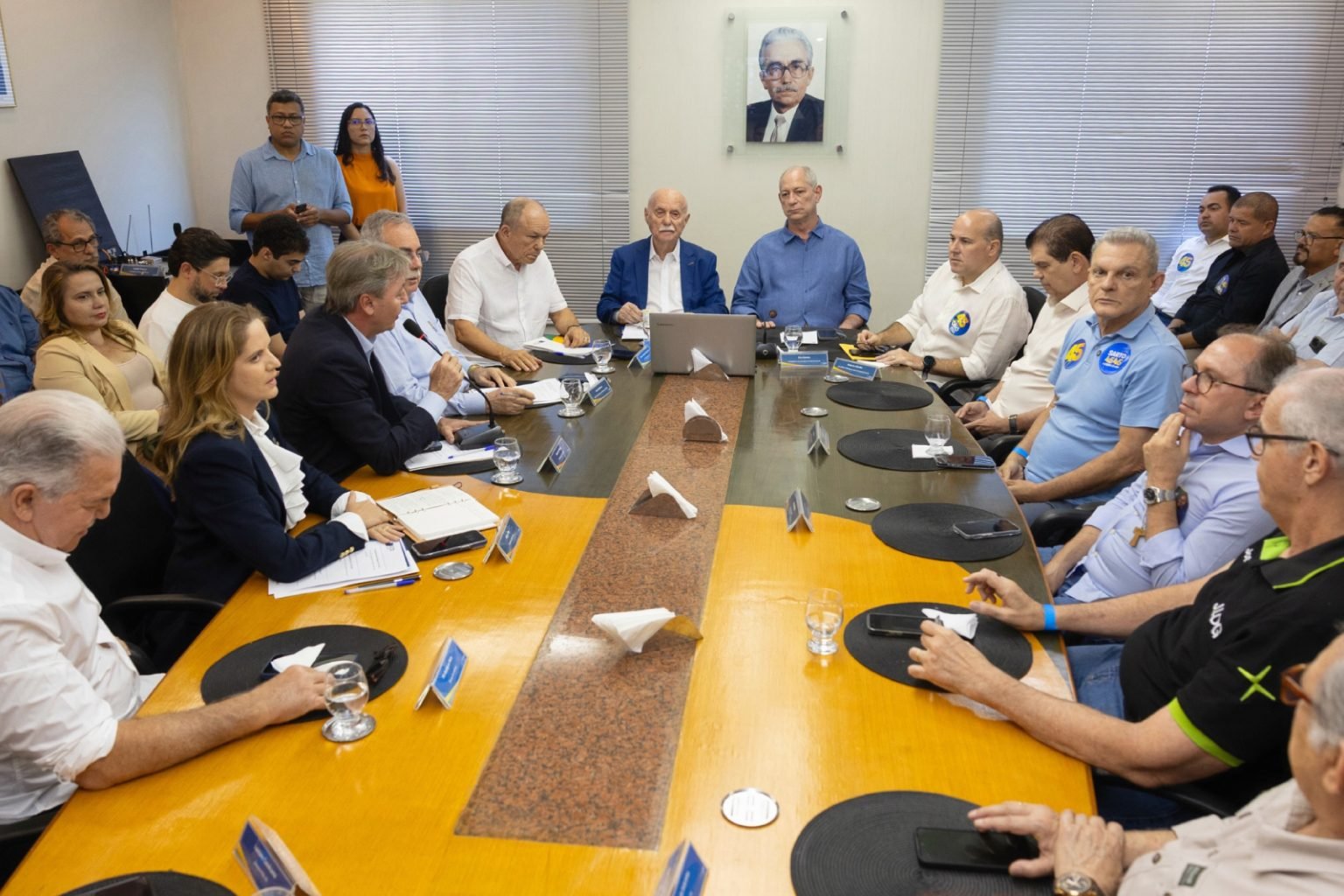 Ciro Gomes se reúne com lojistas e recebe demandas do comércio