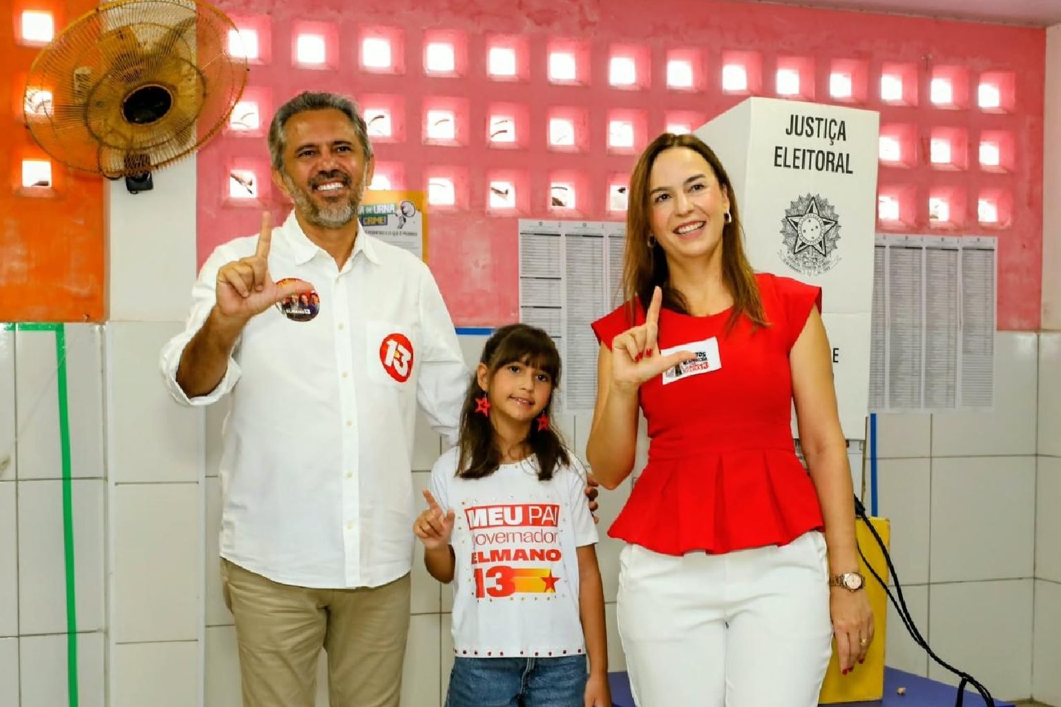 Elmano de Freitas vota em Caucaia acompanhado da filha e de aliados