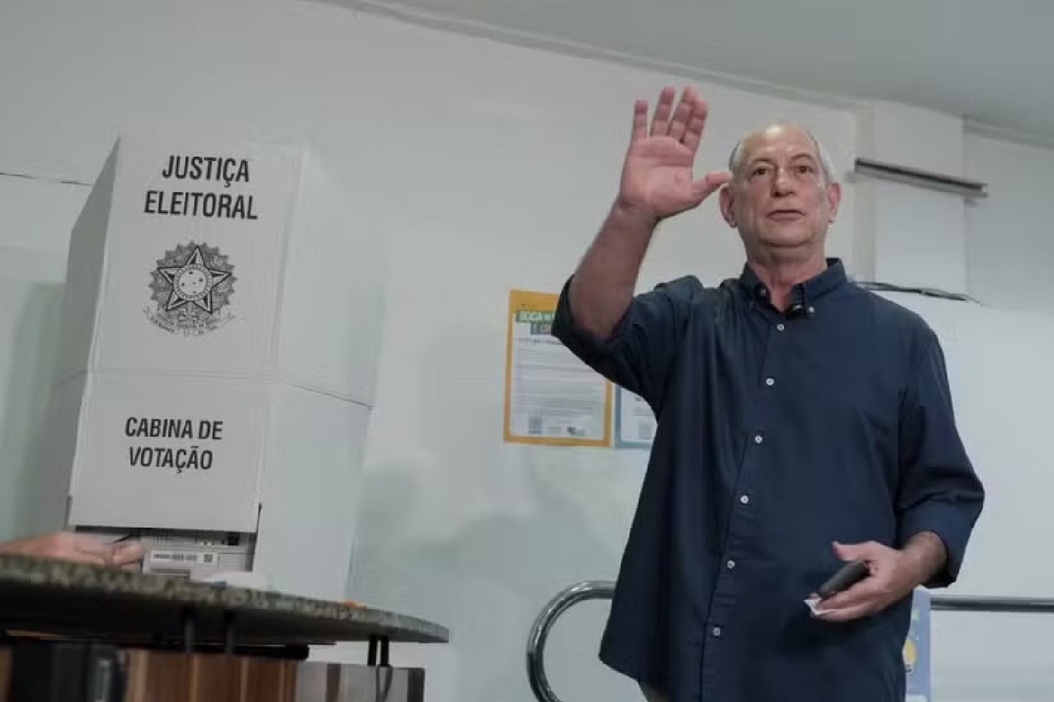 Ciro Gomes vota na Praia de Iracema acompanhado da esposa e de aliados