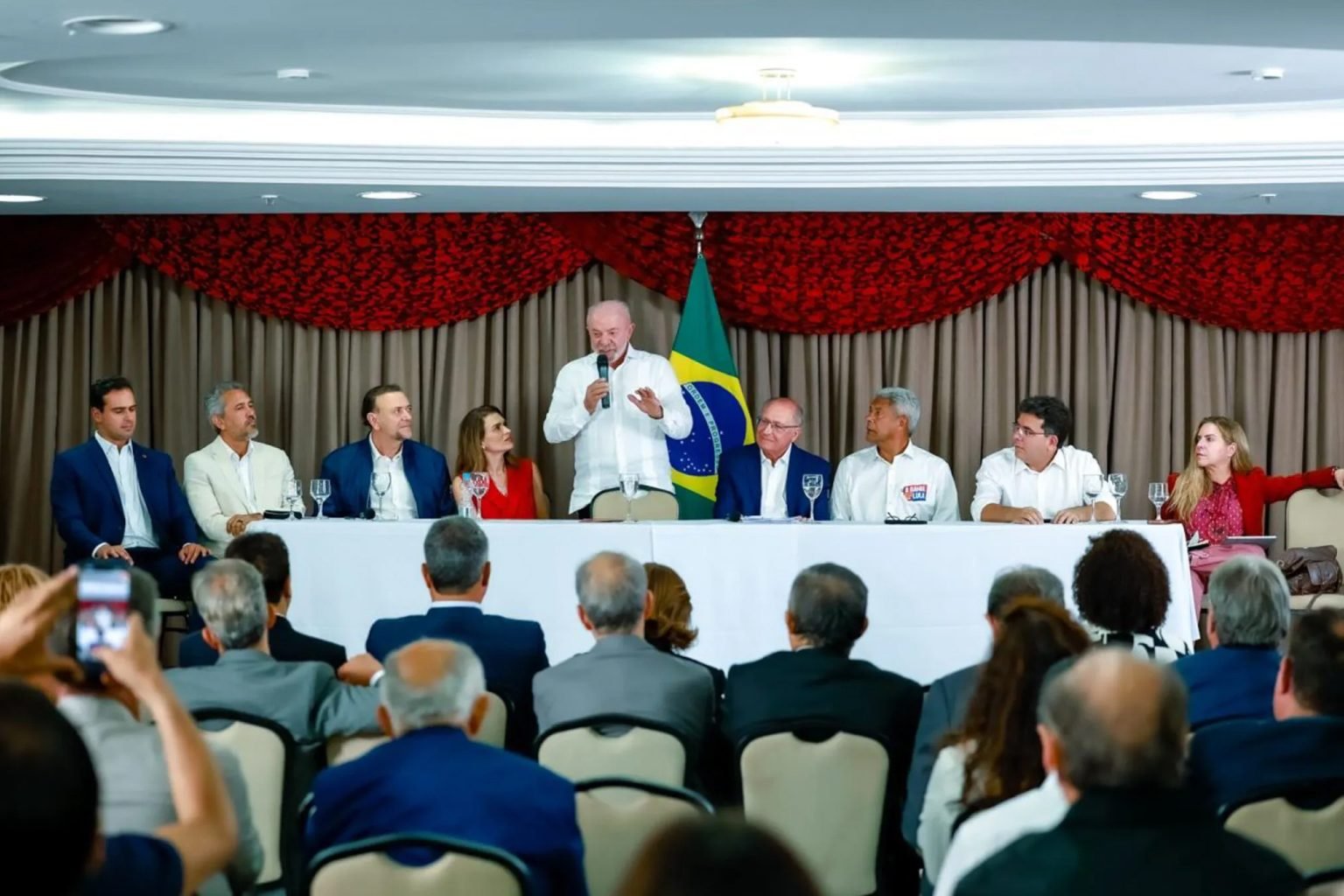 Lula recebe Elmano e governadores do Nordeste para planejar 2º turno