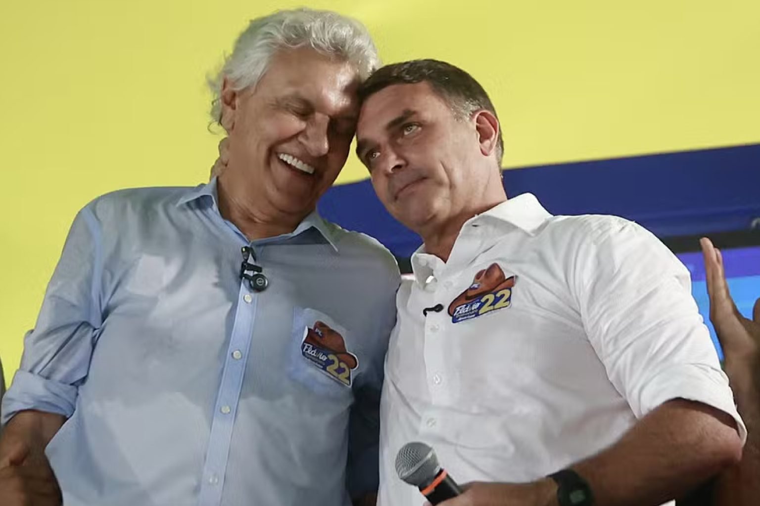 Flávio Bolsonaro fala em mudar a Constituição e recebe apoio de Caiado
