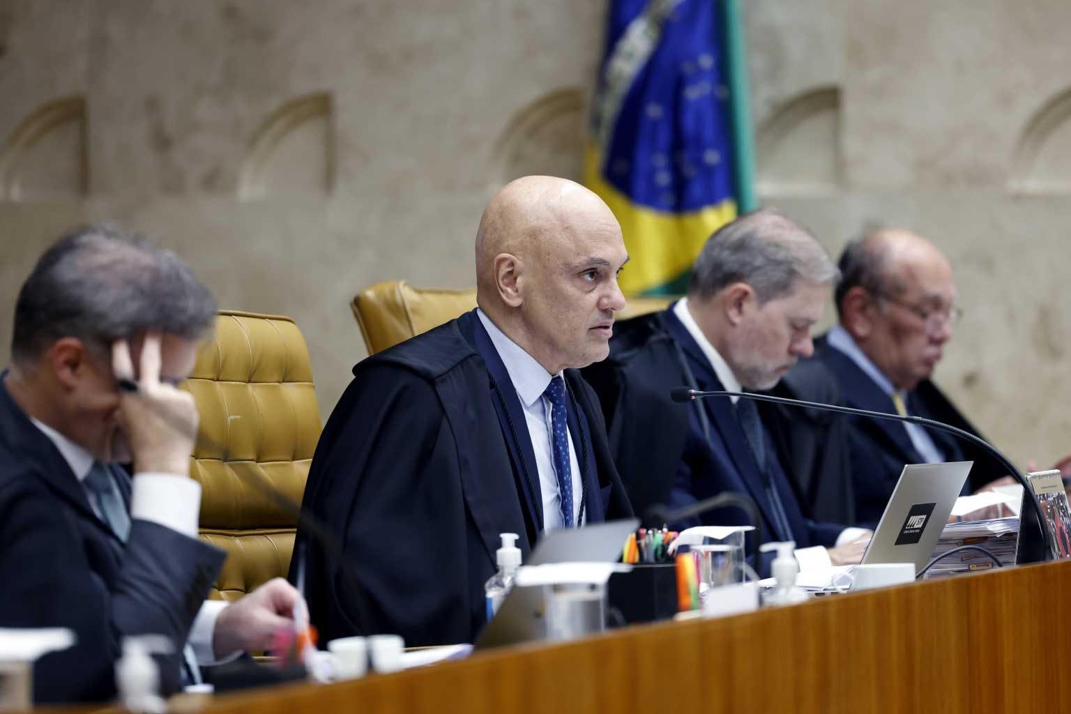 Moraes manda expedir mandado de prisão contra Eduardo Bolsonaro
