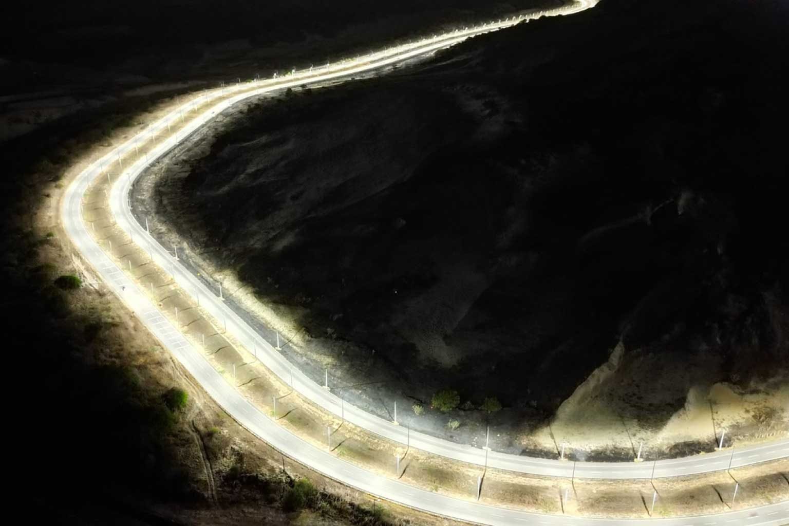 Ceará conclui iluminação de 20 km da CE-155, acesso ao Pecém