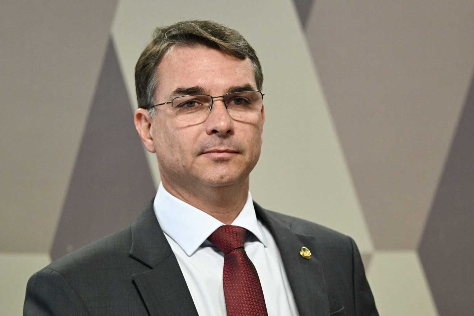 Flávio promete Caixa como “Itaú da favela” e “Bradesco da periferia”