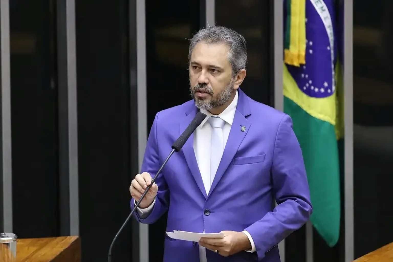 Elmano promete enviar projeto que zera IPVA de motoristas de app