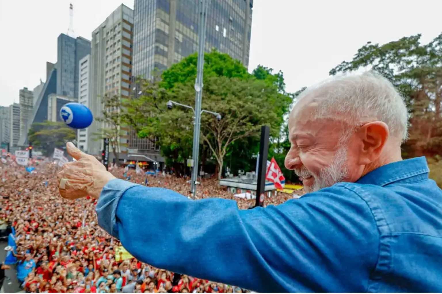 Ato pela reeleição de Lula leva milhares à Avenida Paulista