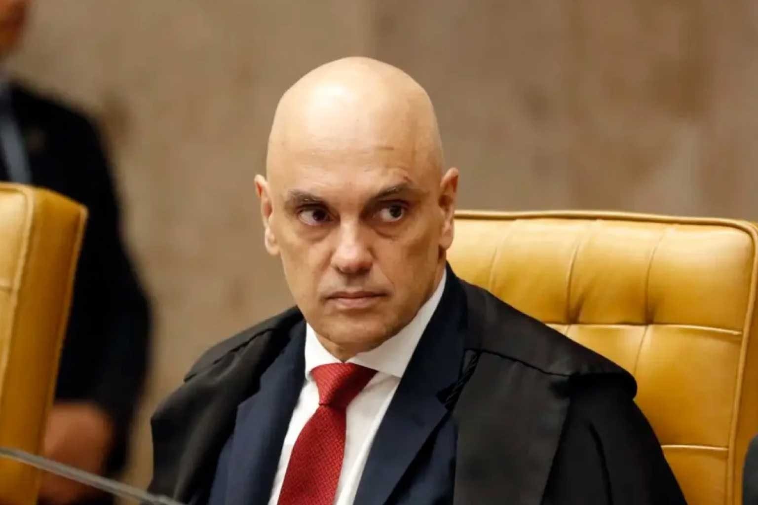 Moraes autoriza Flávio a retomar visitas a Jair Bolsonaro