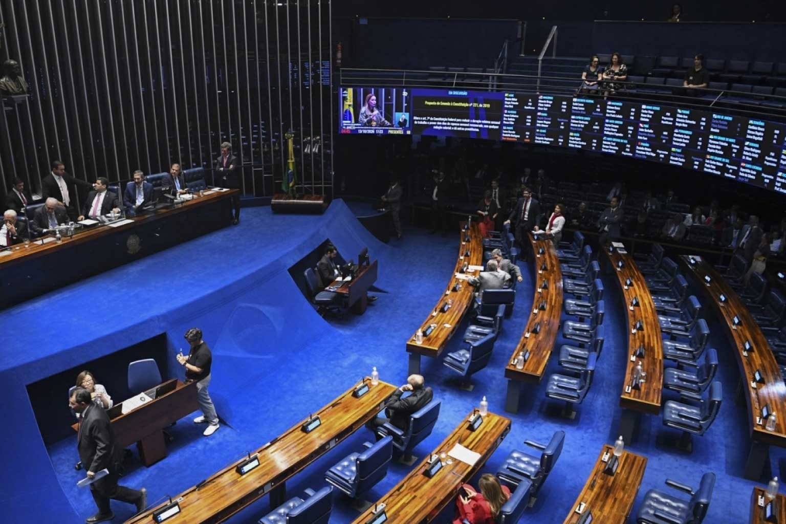 Senado aprova PEC que acaba com a escala 6x1; texto vai à promulgação