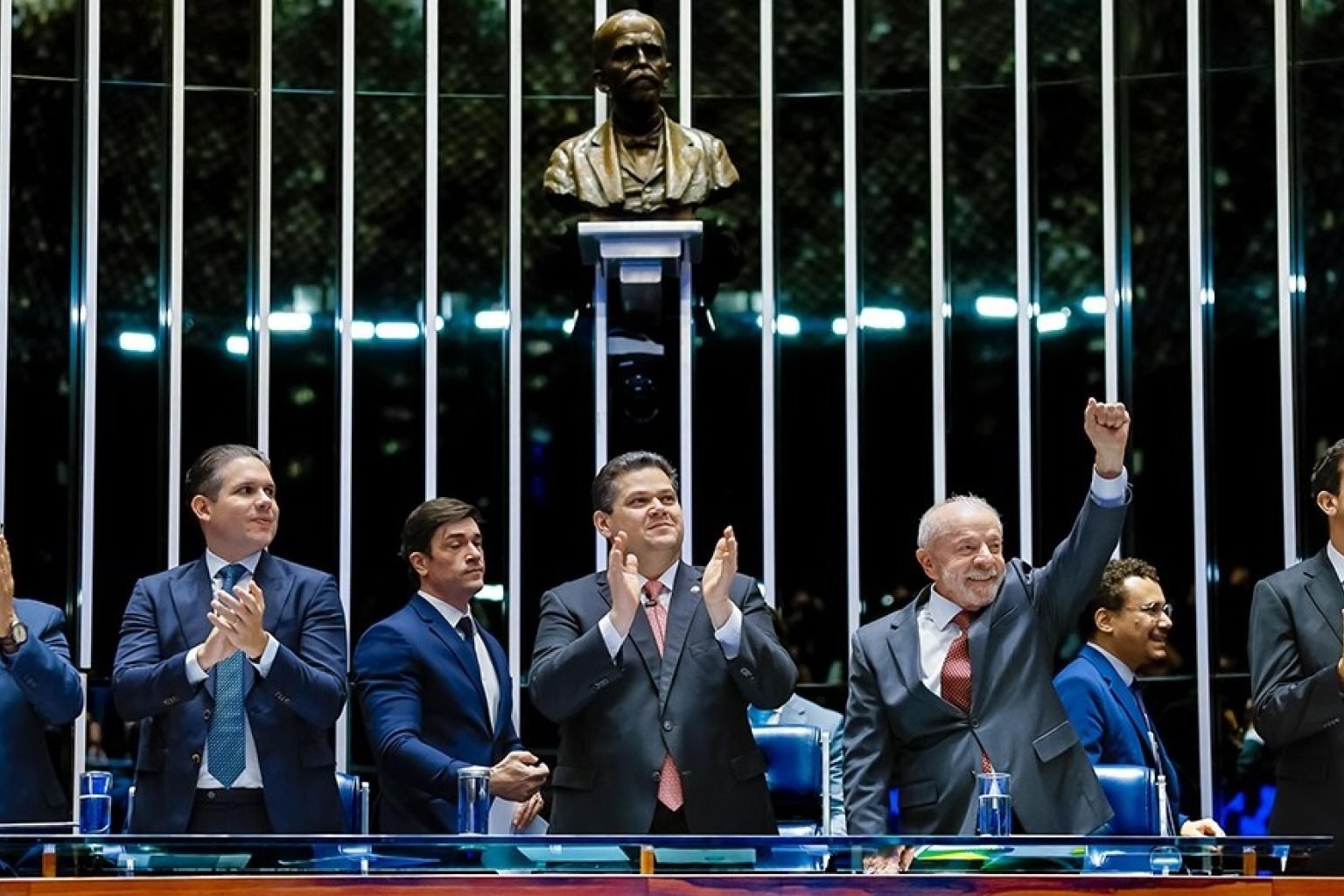 Congresso promulga fim da escala 6x1 em sessão solene com Lula