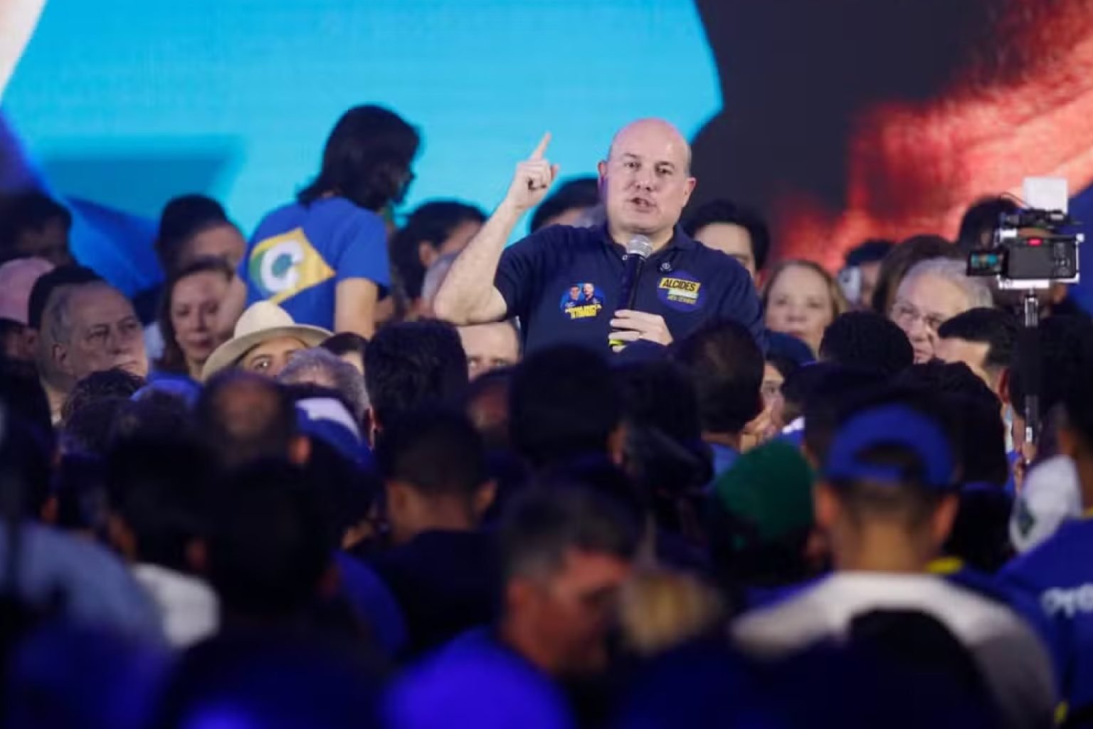 Roberto Cláudio, vice de Ciro, declara apoio a Flávio no 2º turno