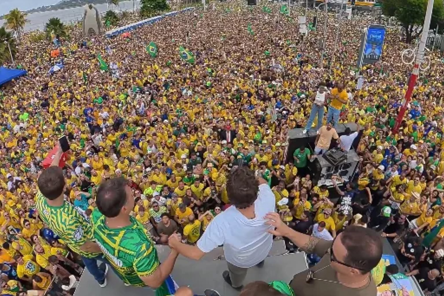 Nikolas diz que Flávio Bolsonaro subirá a rampa do Planalto com o pai