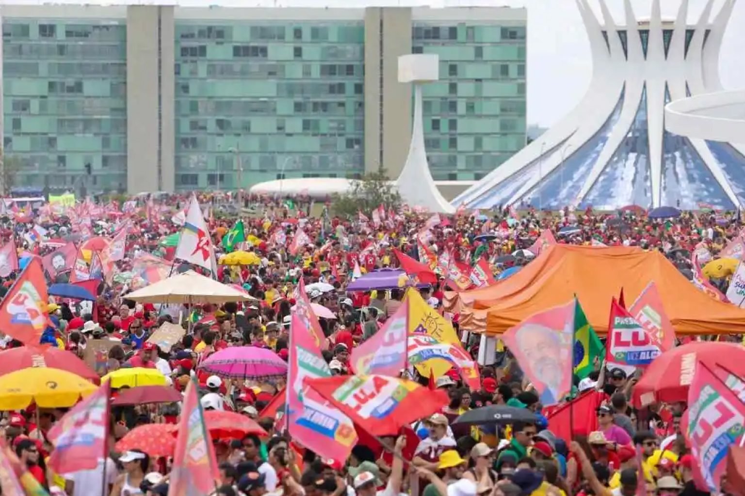 Apoiadores de Lula fazem atos em Brasília e capitais neste domingo