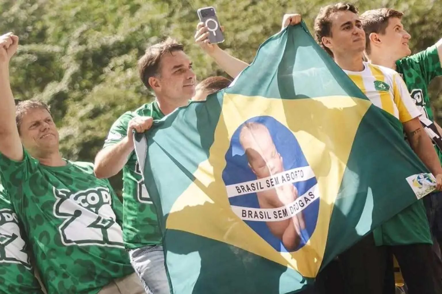 Flávio Bolsonaro faz comício na Paulista antes de debate com Lula
